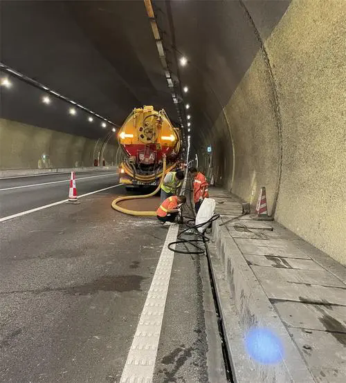 白山隧道排水渠清淤